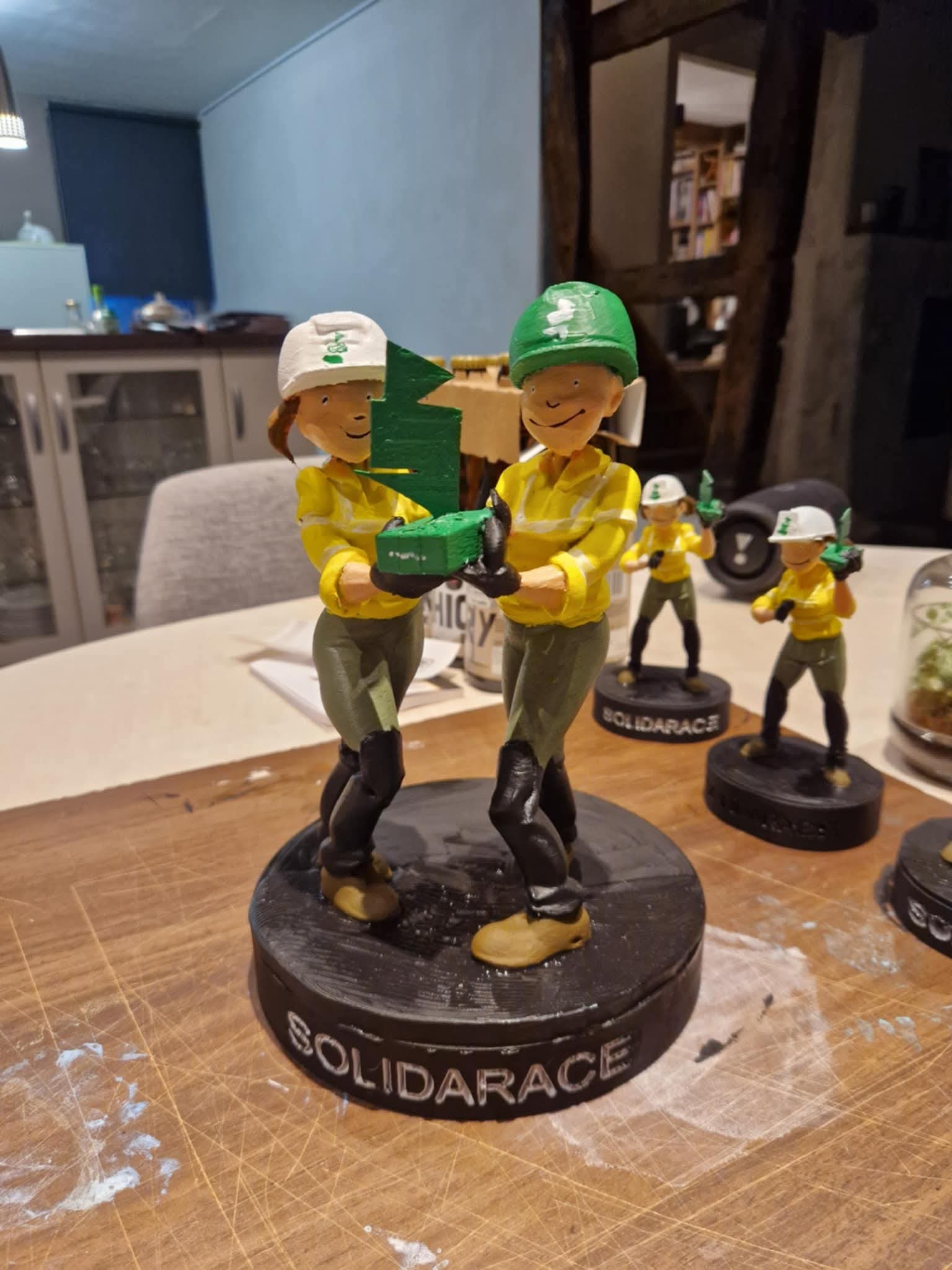 Figurine I.A multicouleurs